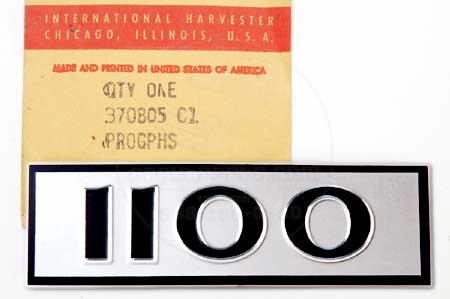 1100 Emblem International Harvester - New Old Stock